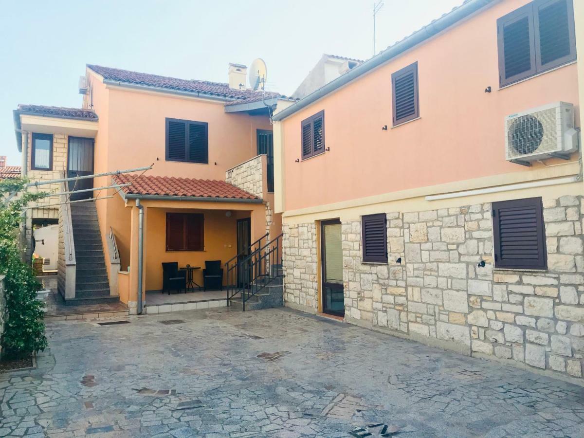 Apartments Ares 罗维尼 外观 照片
